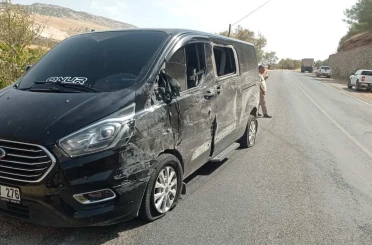 Kamyon ile minibüs çarpıştı: 1 yaralı 