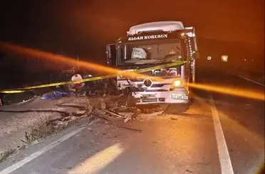 Kamyon ile otomobil kafa kafaya çarpıştı: 1 ölü, 1 yaralı
