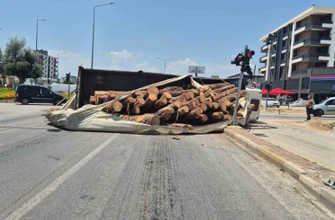 Kamyon kavşağa girerken devrildi, tomruklar yola savruldu 