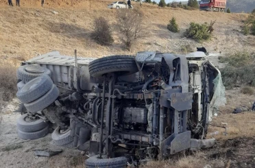 Kamyon şarampole devrildi: Sürücü hayatını kaybetti