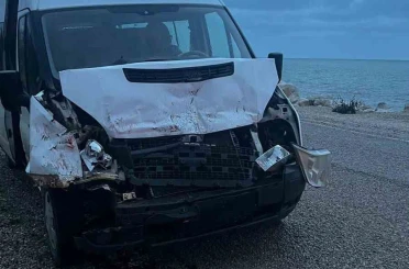 Kamyona çarpan servis aracındaki 3 öğrenci yaralandı 