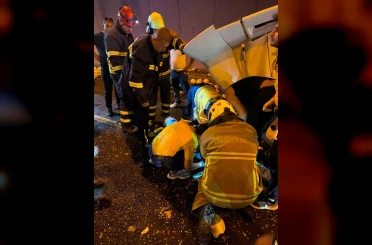 Kamyona çarpan tırın kupası dorseden ayrıldı: 1 ağır yaralı 