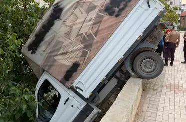 Kamyonet bahçeye uçtu: 1 yaralı