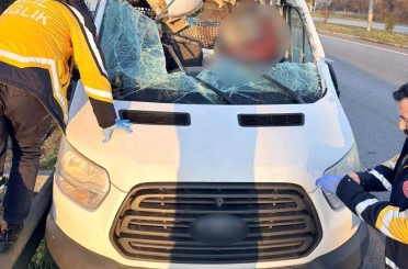 Kamyonet, beton köprü ayağı yüklü tıra çarptı: 1 ölü, 1 yaralı 