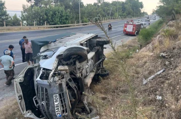 Kamyonet devrildi sürücü yaralı kurtuldu 