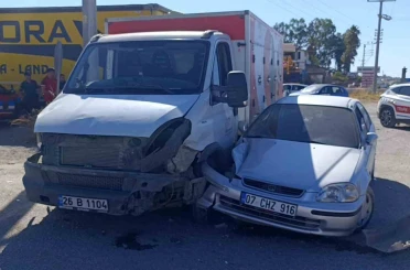 Kamyonet ile otomobilin çarpışma anı kamerada: 2 yaralı 