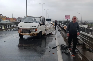 Kamyonet kazasında etilen tüpler yola saçıldı 