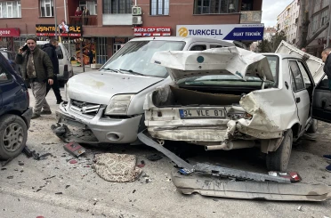 Kamyonet, kırmızı ışıkta bekleyen 7 aracın arasına daldı: 2 kişi yaralandı