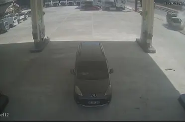 Kamyonet tadilatta olan benzinliğe uçtu
