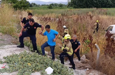 Kamyonet tarlaya uçtu: Sürücü yaralandı 