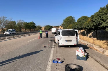 Kamyonet yol kenarında lastik değiştiren çifte çarptı: 2 ölü, 2 yaralı 