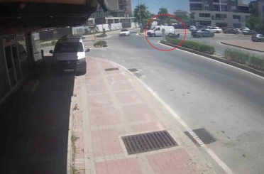 Kamyonete çarpmamak için fren yaptı, devrilen motosikletiyle sürüklenip yaralandı 