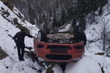 Kamyonetin dere yatağına yuvarlanmasıyla 5 kişi yaralandı