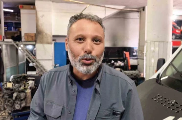 Kamyonetin motorunda giden tamirci konuştu: "Müşteriyi 40 bin liradan kurtardık" 