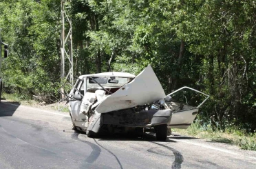 Kamyonetle kafa kafaya çarpışan Fiat Tofaş hurdaya döndü: 1 ölü, 5 yaralı 