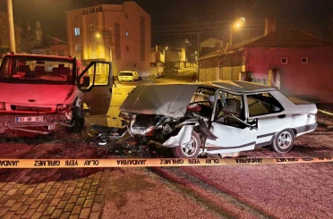 Kamyonetle otomobil çarpıştı, 3 kişi yaralandı 