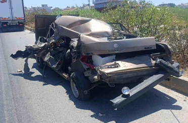Kamyonun çarptığı Fiat Tofaş hurdaya döndü: Camdan dışarı atlayan sürücü hafif yaralı olarak kurtuldu 
