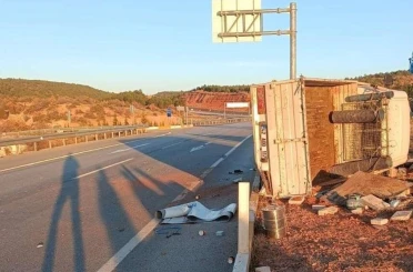 Kamyonun çarptığı kamyonet devrildi: 1 ölü, 1 yaralı