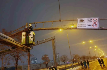 Kamyonun çarptığı trafik levhası itfaiye ekiplerince düzeltildi 