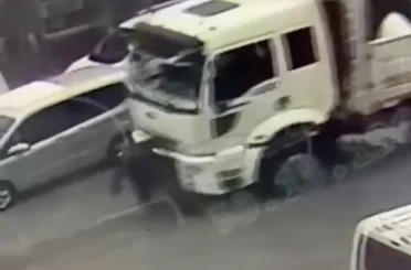 Kamyonun çarptığı yaşlı adam ağır yaralandı 