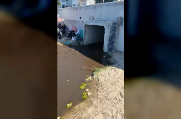 Kanalizasyon suyu sahilde vatandaşların üzerine aktı 