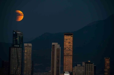 Kanlı ay İzmir’e görsel şölen yaşattı 
