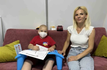 Kansere karşı verdiği mücadeleyi yarım bırakarak evladının kanserle mücadelesine ortak olan anne, yaptığıyla gönülleri fethetti 