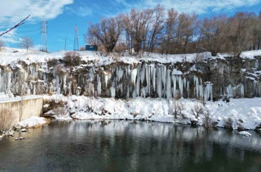 Kanyonda oluşan metrelerce boydaki buz sarkıtları görsel şölen sunuyor 