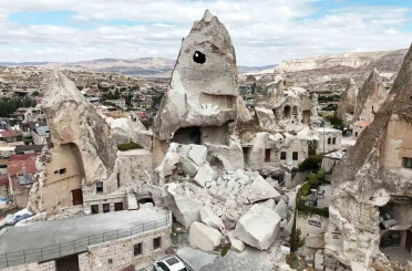 Kapadokya’da peribacası yıkıldı 