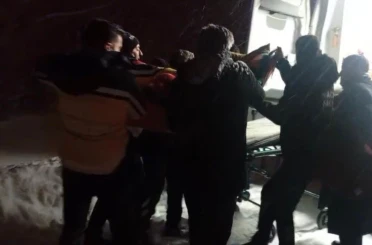 Kapalı köy yolu açıldı, 72 yaşındaki hasta hastaneye ulaştırıldı 