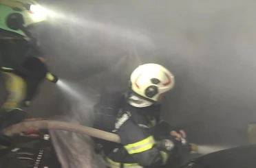 Kapalı otoparkta duran otomobile alevler sarsı 