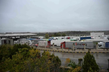 Kapıkule’de rekor geçiş: 1 saatte 96 tır işlem gördü 