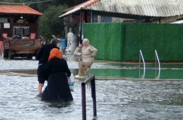 Kaplıca sular altında, vatandaşlar şifa peşinde 