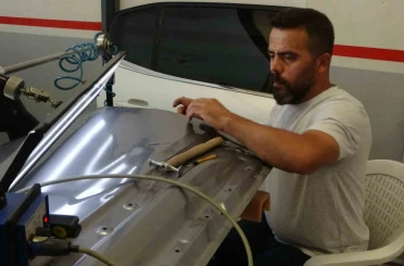 Kaporta ustası torpil ve balonla göçük düzeltiyor 