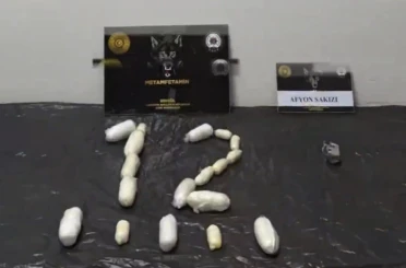 Kapsül halinde 88 parça uyuşturucu yutan şüpheliler tutuklandı 