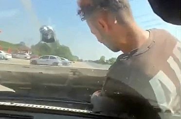 Kaput üzerinde giderek motoru kontrol ettiler 