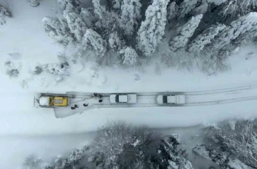 Kar altındaki köy yollarında "kar savaşçıları"ndan yoğun mesai 