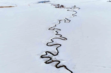 Kar altındaki menderesler güzel manzaralar oluşturuyor 