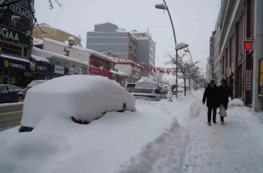 Kar Erzurum’u esir aldı, araçlar karın içinde kayboldu 