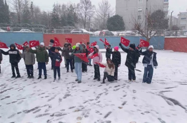 Kar ile bayraklar birleşti, okullar kırmızı-beyaza büründü 