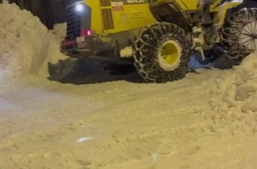 Kar kalınlığı iş makinesinin boyunu geçti 