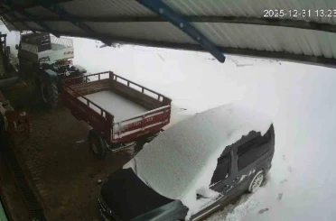 Kar kütlesini taşıyamayan çatı araçların üzerine çöktü 