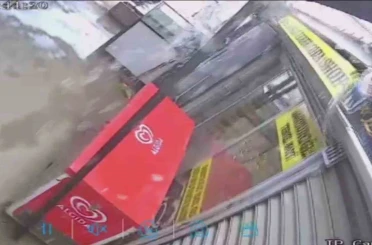 Kar kütlesini taşıyamayan plastik çatının yerle bir olmasıyla korku dolu anlar yaşadılar 