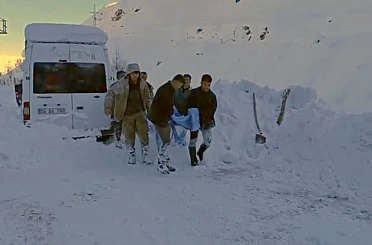 Kar temizlerken damdan düştü, ekipler hastaneye yetiştirdi 