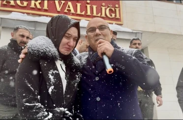 Kar ve fırtınaya rağmen vefa: Ağrı, Vali Koç’u gözyaşlarıyla uğurladı 