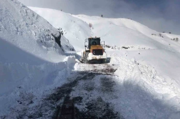 Kar ve tipi Doğu’yu etkiledi, ekipler yolları açıyor 