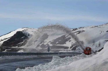Kar ve tipi nedeniyle 4 aydır ulaşıma kapanan yol açılıyor 