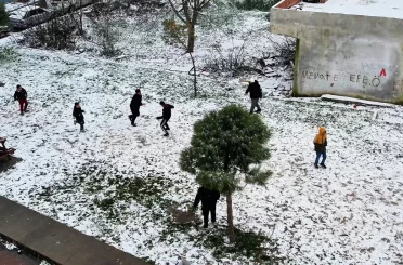 Kar yağışı altında futbol müsabakası dronla görüntülendi 