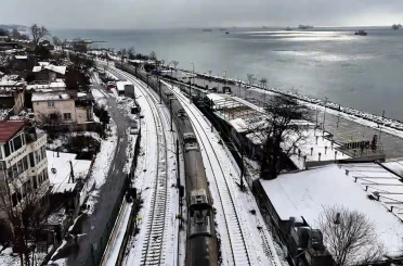 Kar yağışı ile beyaza bürünen Menekşe sahili havadan görüntülendi 