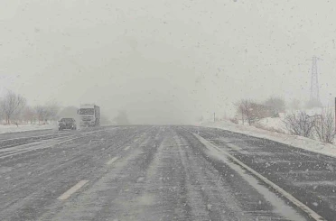 Kar yağışı Van-Bitlis yolunda etkili oluyor 